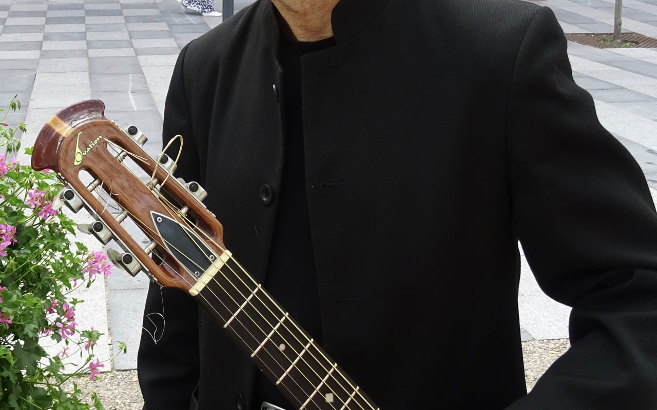 Biblioteksmusikanten Peter Elmelund med sin guitar