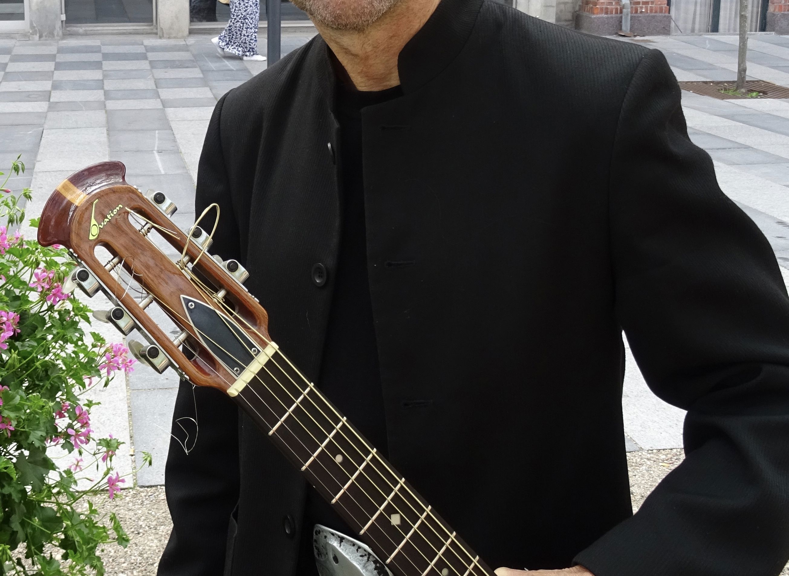 Biblioteksmusikanten Peter Elmelund med sin guitar