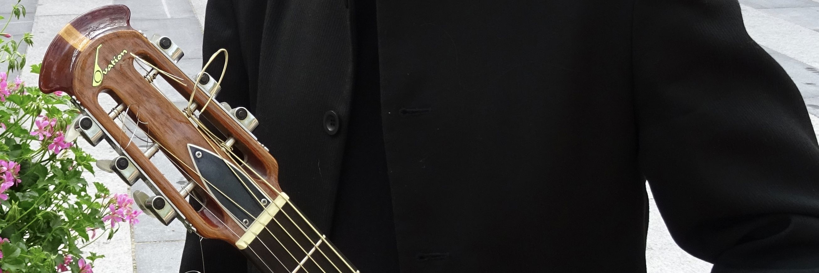 Biblioteksmusikanten Peter Elmelund med sin guitar